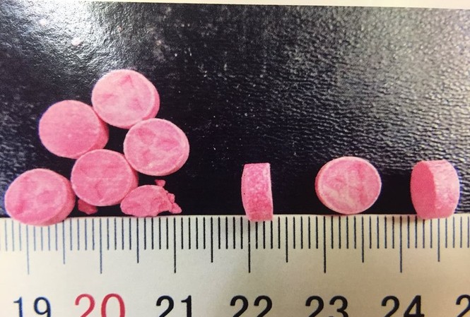 Phát hiện ma túy cực độc chưa có trong danh mục Các viên nén màu hồng chứa N-Ethylpentylone là chất có tác dụng kích thích thần kinh trung ương mạnh tương tự chất Cathinone trong lá Khát.