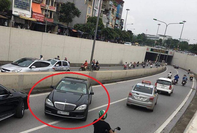 Xác định chủ xe Mercedes biển ngũ quý đi ngược chiều ở hầm Kim Liên Hình ảnh chiếc Mercedes đi ngược chiều ở hầm Kim Liên.
