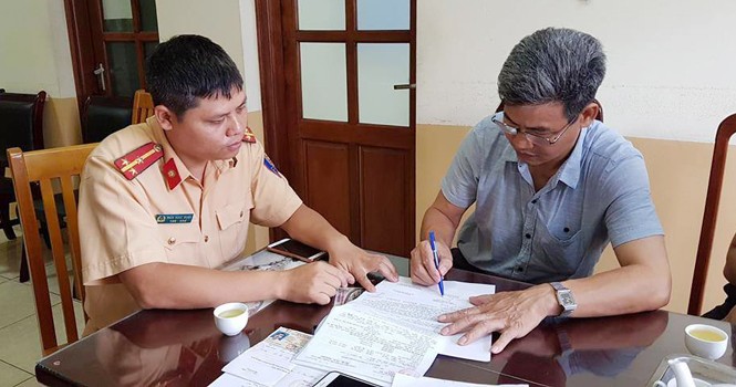 Tài xế xe ngũ quý đi ngược chiều tại Kim Liên bị phạt 1 triệu đồng Tài xế Lê Đức Khổng được xác định là người điều khiển chiếc Mercedes BKS 29A-77.777 di chuyển ngược chiều trong hầm Kịm Liên