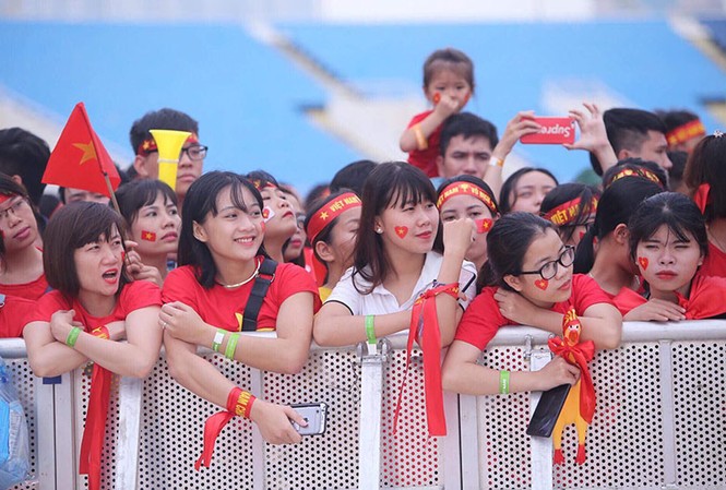 Olympic VN tới Mỹ Đình, hàng nghìn cổ động viên háo hức đợi giao lưu Olympic VN tới Mỹ Đình, hàng nghìn cổ động viên háo hức đợi giao lưu