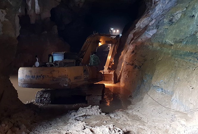 2 người kẹt 5 ngày trong hang: Bãi vàng 'núp' dự án san lấp mặt bằng Bên trong hàng vàng xảy ra vụ 2 công nhân mắc kẹt.