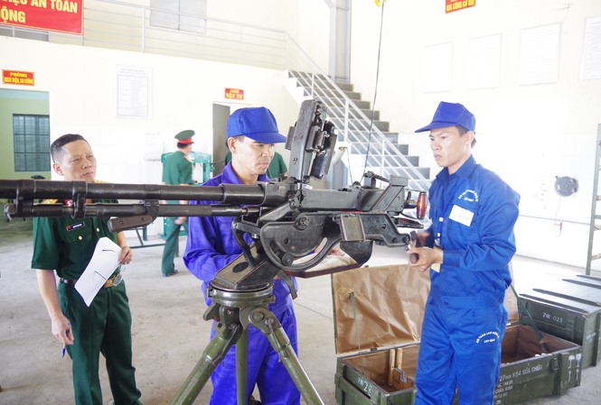 Thi Trạm sửa chữa tổng hợp cấp chiến thuật 2017 Cán bộ, nhân viên Trạm Z12 thi nội dung thực hành sữa chữa, bảo dưỡng súng máy phòng không 12,7mm