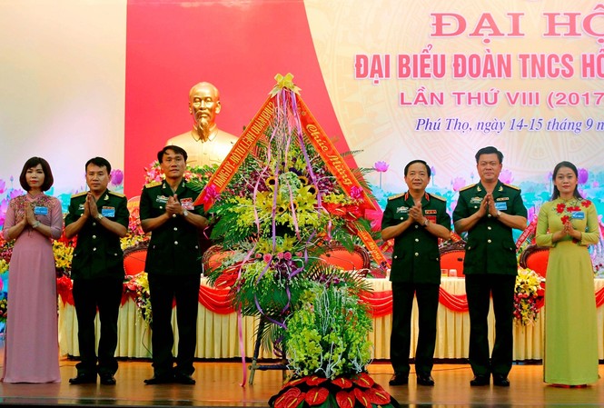 Tuổi trẻ Quân khu 2 tâm trong, trí sáng Thiếu tướng Trịnh Văn Quyết, Chính ủy Quân khu 2 tặng hoa chúc mừng đại hội