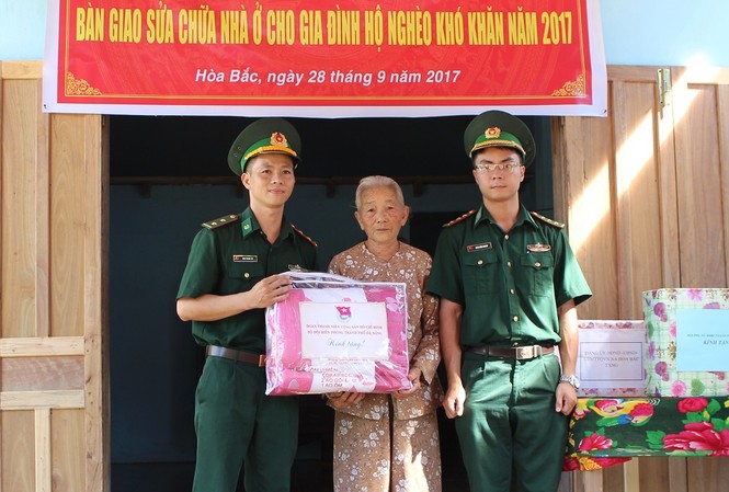 Biên phòng Đà Nẵng giúp dân nghèo sửa nhà Biên phòng Đà Nẵng giúp dân nghèo sửa nhà
