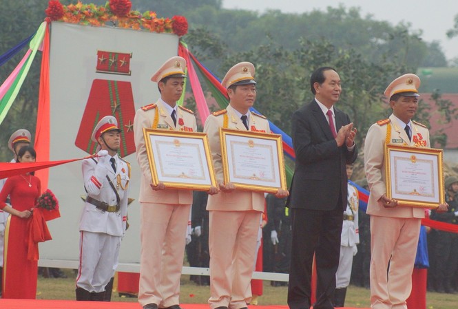 Dấu ấn tuổi trẻ Công an nhân dân Chủ tịch nước Trần Đại Quang trao tặng Huân chương Chiến công cho cán bộ, ĐVTN Bộ Tư lệnh Cảnh sát Cơ động (3/2017). Ảnh: Nguyễn Minh