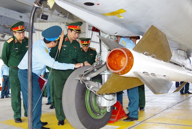 Thượng tướng Phan Văn Giang kiểm tra trung đoàn không quân 927 Thượng tướng Phan Văn Giang kiểm tra công tác bảo quản kỹ thuật của Trung đoàn 927, sáng 14/11