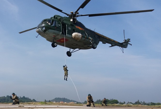 Chiến sĩ đặc công thi đua quyết thắng Chiến đấu viên Lữ đoàn Đặc công bộ tham gia huấn luyện cơ động trên không