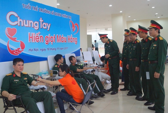 Chung tay hiến giọt máu hồng Thiếu tướng Trần Quang Trung và cán bộ nhà trường trò chuyện, động viên các học viên tham gia hiến máu, sáng 18/11