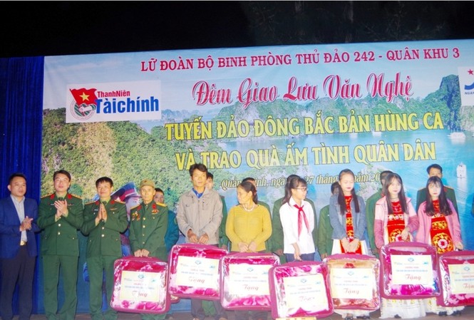 Bế mạc chương trình 'Đồng hành cùng quân và dân tuyến đảo Đông Bắc' Đại diện các đơn vị đồng hành tặng quà cho các gia đình chính sách, các cháu học sinh nghèo vượt khó ở xã Ngọc Vừng