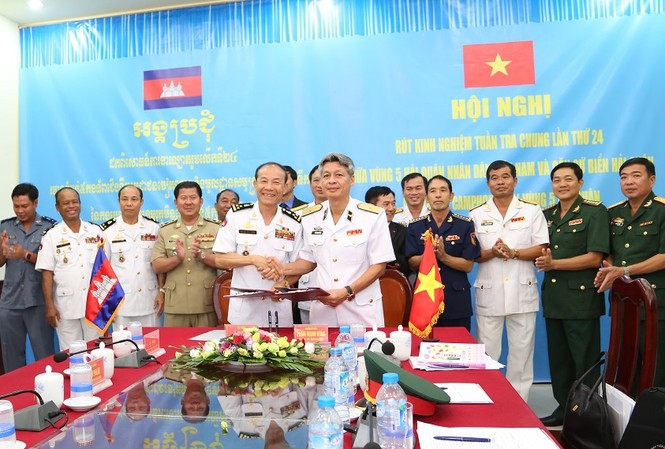 Hải quân Việt Nam - Campuchia phối hợp tuần tra chung Tư lệnh Vùng 5 Hải quân nhân dân Việt Nam và Chỉ huy trưởng Căn cứ biển Hải quân Hoàng gia Campuchia trao đổi nội dung hội nghị