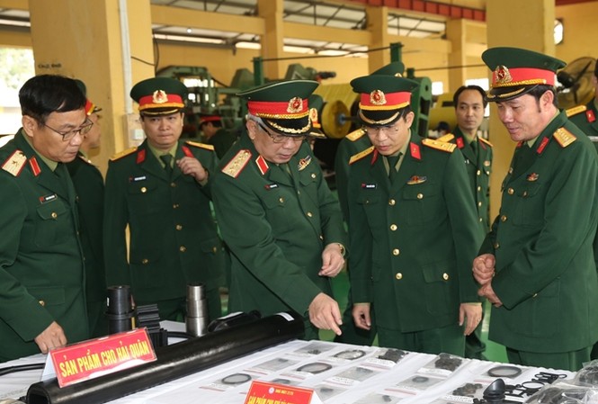 Tướng Nguyễn Chí Vịnh kiểm tra dự án VN.01 Thượng tướng Nguyễn Chí Vịnh tham quan phân xưởng sản xuất tại Nhà máy Z175