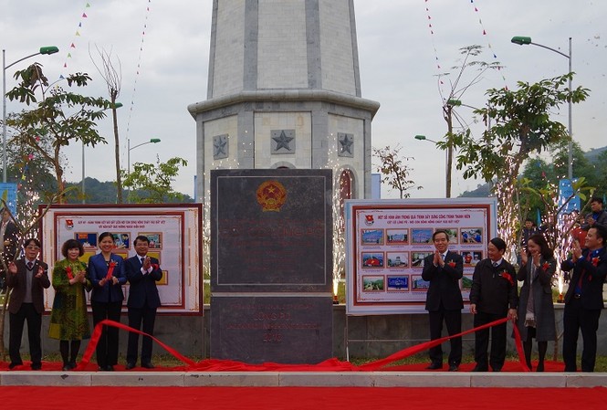 Khánh thành Cột cờ biên giới Lũng Pô Các đại biểu cắt băng khánh thành công trình Cột cờ Lũng Pô