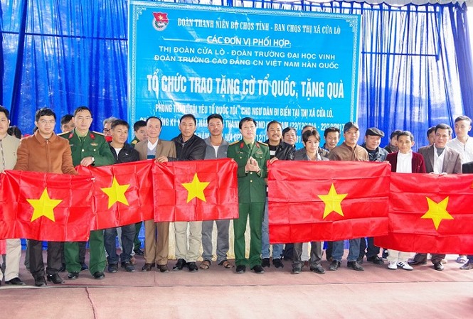 Tặng cờ Tổ quốc cho ngư dân Cửa Lò Thượng tá Lê Văn Trung và lãnh đạo Thị ủy Cửa Lò trao cờ Tổ quốc mới cho đại diện các chủ tàu thuyền trên địa bàn thị xã, sáng 17/12