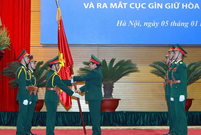 Việt Nam mở rộng quy mô tham gia gìn giữ hòa bình Đại tướng Ngô Xuân Lịch, Bộ trưởng Bộ Quốc phòng trao Quân kỳ Quyết thắng cho Cục GGHB Việt Nam, ngày 5/1