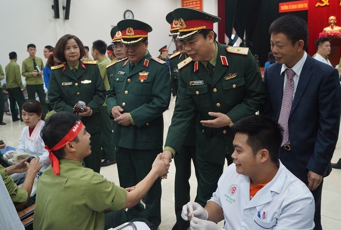 Rộn ràng Chủ nhật Đỏ ở Trường Đoàn trong Quân đội Lãnh đạo Trường Sĩ quan Chính trị, Bệnh viện T.Ư Quân đội 108, Báo Tiền Phong trò chuyện với các bạn trẻ tham gia Chủ nhật Đỏ 2018, sáng 7/1. Ảnh: Nguyễn Minh