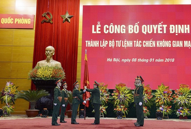 Quân đội thành lập Bộ Tư lệnh Tác chiến không gian mạng Đại tướng Ngô Xuân Lịch trao Quân kỳ Quyết thắng cho BTL Tác chiến không gian mạng tại lễ công bố thành lập, chiều 8/1