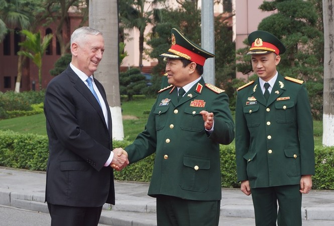 Tàu sân bay Hoa Kỳ thăm Đà Nẵng vào tháng 3/2018 Bộ trưởng Ngô Xuân Lịch đón Bộ trưởng James Mattis tại trụ sở Bộ Quốc phòng Việt Nam, chiều 25/1. Ảnh: Mạnh Lâm