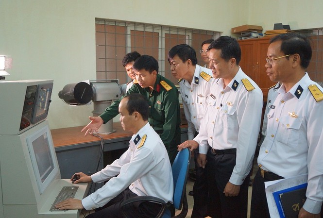 Tuổi trẻ Hải quân đẩy mạnh nghiên cứu khoa học Tham quan hệ thống quan sát ngày đêm được tích hợp với trạm ra đa hiện có trên đảo số 5 thuộc quần đảo Trường Sa.