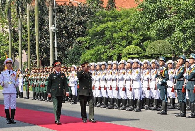 Hội đàm quân sự cấp cao Việt - Lào Thượng tướng Phan Văn Giang và Thượng tướng Sụ-von Lương-bun-mi duyệt đội danh dự QĐND Việt Nam trong lễ đón chính thức tại trụ sở Bộ Quốc phòng, sáng 14/5