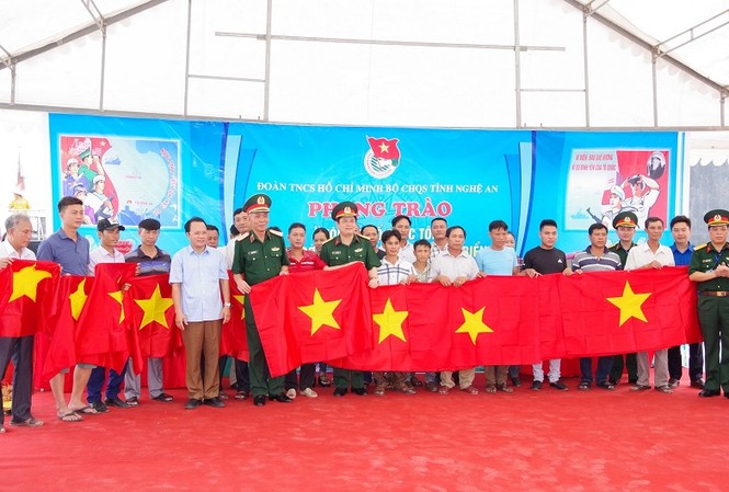 Tuổi trẻ với biển đảo quê hương Lãnh đạo Quân khu 4 và Bộ Chỉ huy Quân sự tỉnh Nghệ An trao tặng cờ Tổ quốc cho ngư dân thị xã Cửa Lò, sáng 29/5
