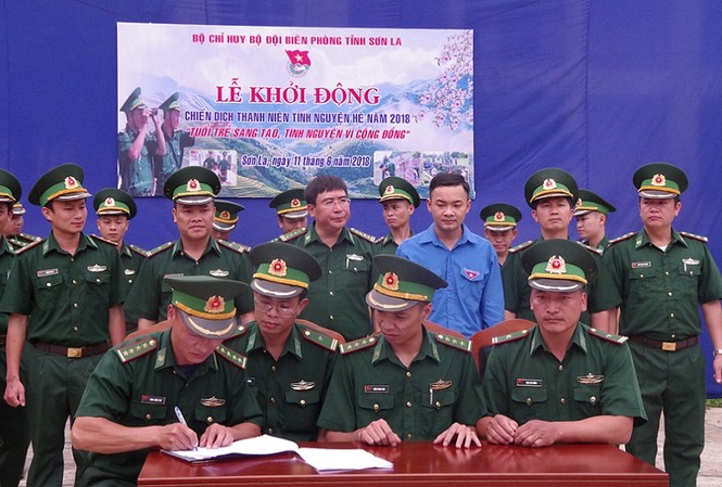 Chiến sĩ biên phòng khởi động Chiến dịch tình nguyện hè Đại diện các chi đoàn trong lực lượng biên phòng Sơn La ký giao ước thi đua