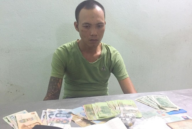 Biên phòng Lào Cai phá 2 tụ điểm ma túy Đối tượng Đỗ Trọng Khánh và tang vật bị lực lượng biên phòng bắt giữ