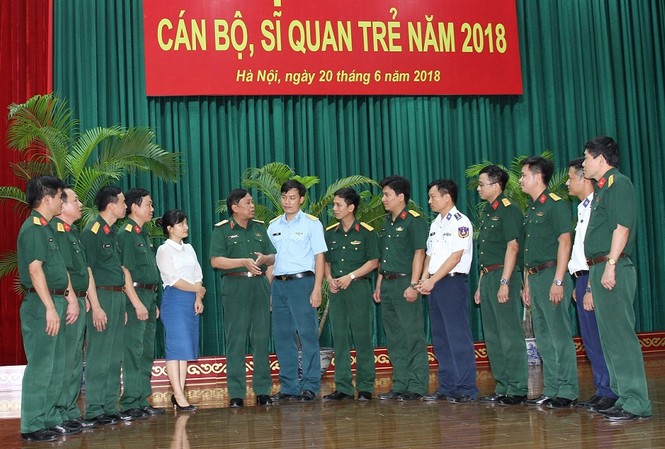 Sĩ quan trẻ kiên định, xung kích Lãnh đạo Học viện Chính trị trao đổi với các đại biểu về dự tọa đàm, chiều 20/6