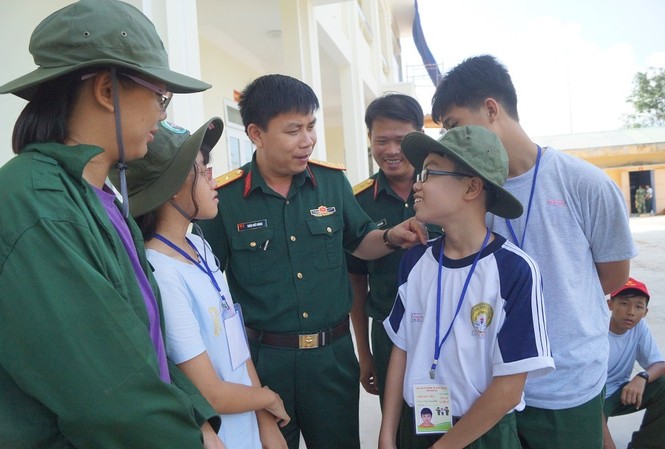 Chúng em là chiến sĩ Trung tá Trần Viết Năng, Phó trưởng ban Thanh niên Quân đội trò chuyện với các học viên tham gia khóa "Học kỳ trong Quân đội" ở tỉnh Khánh Hòa