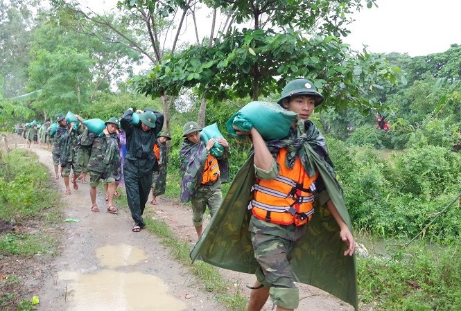 Xung kích đi đầu trong công tác ứng phó sự cố, thiên tai Cán bộ, chiến sỹ Bộ CHQS tỉnh Nghệ An tham gia cứu hộ đê sông Vinh sau cơn bão số 10, năm 2017