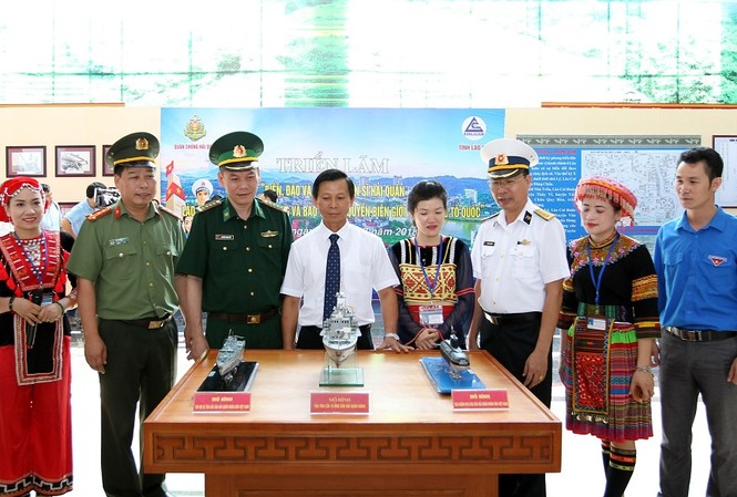 Triển lãm 'Biển, đảo và người chiến sĩ hải quân' Triển lãm 'Biển, đảo và người chiến sĩ hải quân'