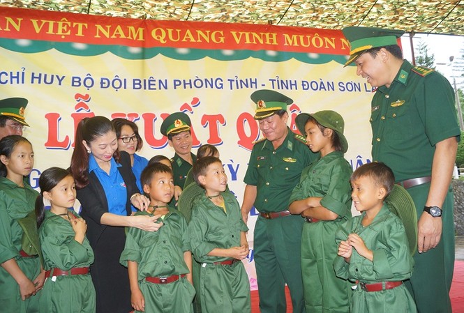 Xuất quân lớp Học kỳ trong Quân đội đặc biệt Lãnh đạo Cục Chính trị BĐBP, Bộ chỉ huy BĐBP và Tỉnh Đoàn Sơn La động viên các em nhỏ tại lễ xuất quân
