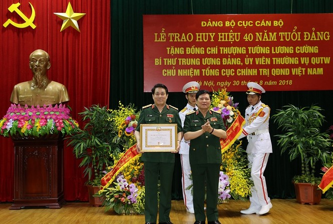 Trao Huy hiệu 40 năm tuổi Đảng cho Thượng tướng Lương Cường Trao Huy hiệu 40 năm tuổi Đảng cho Thượng tướng Lương Cường