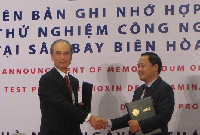 Thử nghiệm công nghệ mới ‘làm sạch’ sân bay Biên Hòa Đại diện Trung tâm Công nghệ xử lý môi trường và Tập đoàn Shimizu trao biên bản hợp tác tại lễ công bố