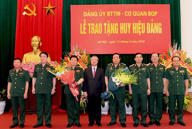 Trao Huy hiệu Đảng cho 2 Đại tướng Quân đội Trao Huy hiệu Đảng cho 2 Đại tướng Quân đội