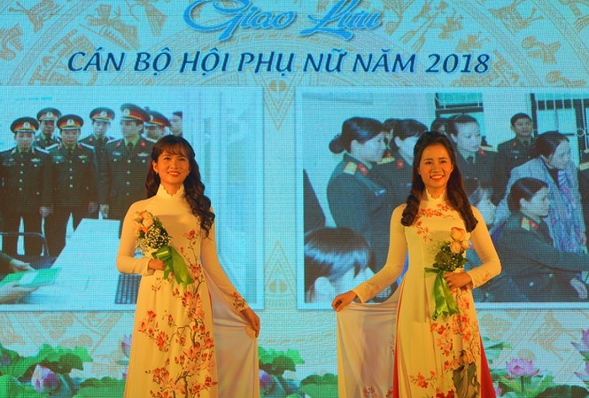 Giao lưu cán bộ Hội phụ nữ 2018 Hội viên phụ nữ Binh chủng Thông tin liên lạc trình diễn áo dài tại chương trình giao lưu