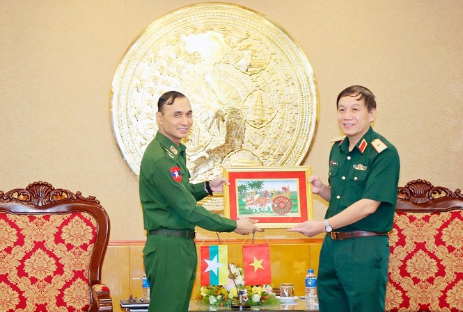 Sĩ quan trẻ Myanmar giao lưu thể thao tại Học viện Kỹ thuật Quân sự Đại tá Tin Zaw Latt trao quà lưu niệm tặng Học viện Kỹ thuật Quân sự