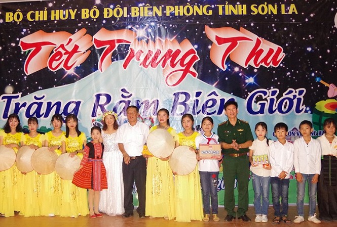 Tết Trung thu - Trăng rằm biên giới Đại tá Vũ Đức Tú, Phó Chính ủy BĐBP Sơn La trao quà cho các em nhỏ Mường Cai trong ngày tết thiếu nhi 2018