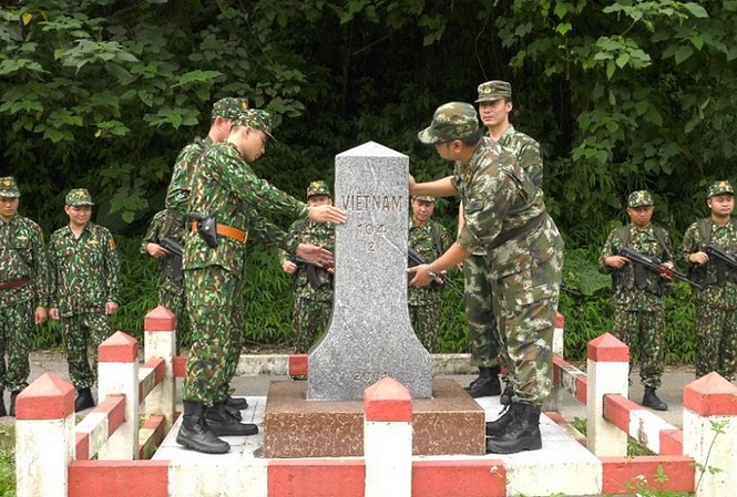 Biên phòng Việt Nam - Trung Quốc tuần tra liên hợp trên biên giới Đội tuần tra liên hợp tiến hành kiểm tra cột mốc 104