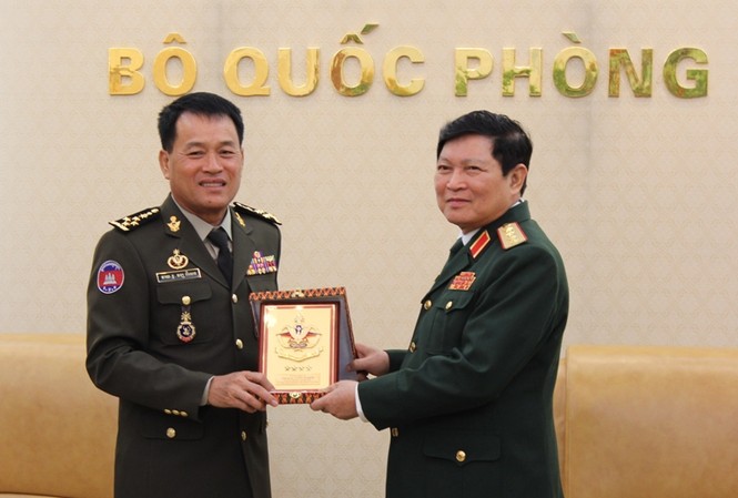 Hội đàm quân sự cấp cao Việt Nam - Campuchia Đại tướng Ngô Xuân Lịch và Đại tướng Vong Pisen đã hội kiến tại trụ sở Bộ Quốc phòng, sáng 30/10
