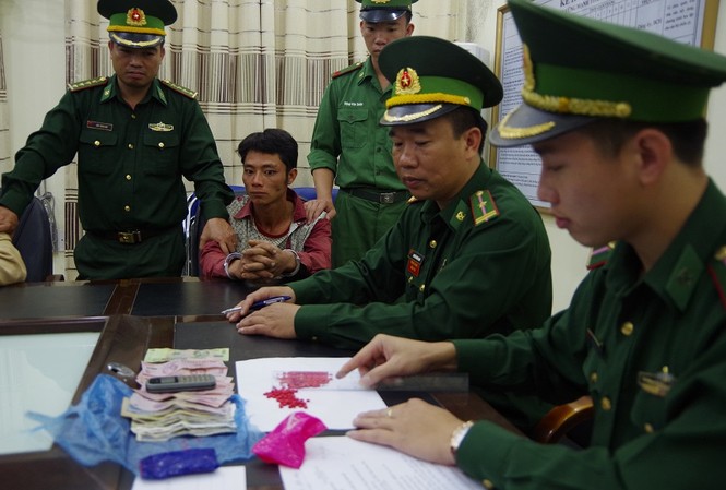 Bắt 2 đối tượng mua bán ma túy trên biên giới Cán bộ Đồn Biên phòng Bản Lầu kiểm đếm số ma túy bị bắt giữ