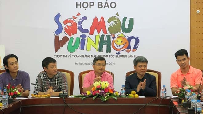 Tô màu nụ cười Việt với họa sĩ còm Các thành viên ban giám khảo trong buổi họp báo phát động cuộc thi. Từ phải qua trái: danh hài Xuân Bắc, đại diện Goldwell Việt Nam (ông) Trần Anh Tuấn, tổng biên tập Tạp Chí Truyền Hình (ông) Nguyễn Thành Lưu, họa sỹ biếm họa Nguyễn Xuân Khoa (họa sỹ Còm