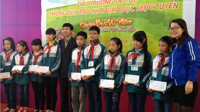 'Đấu trường trí tuệ' chinh phục học sinh, phụ huynh nhất trí Ông Phạm Ngọc Thập – GĐ Đối ngoại công ty Egame trao giải thưởng cho học sinh đạt giải cuộc thi “Đấu trường trí tuệ” tại Yên Bái