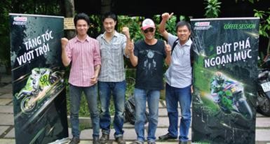 Johnny Trí Nguyễn bỏ lịch diễn để đi xem đua xe tại Malaysia Johnny Trí Nguyễn cùng những người bạn đồng hành