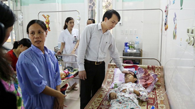 Quỹ Trái tim nhân hậu – thắp niềm tin cho tương lai tươi sáng Ông Phan Văn Huyên – Phó Tổng giám đốc Tập đoàn Nam Cường đến thăm cháu Trần Thanh Phương tại bệnh viện Bạch Mai