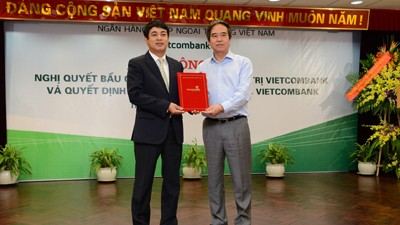 Vietcombank có Chủ tịch và Tổng Giám đốc mới Ông Nguyễn Văn Bình - Ủy viên BCH Trung ương Đảng - Thống đốc Ngân hàng Nhà nước Việt Nam (bên phải) trao Nghị quyết về việc bầu Chủ tịch Hội đồng quản trị Vietcombank cho ông Nghiêm Xuân Thành - tân Chủ tịch HĐQT Vietcombank;
