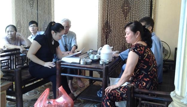 Chữa khỏi bệnh trĩ bằng bài thuốc gia truyền 4 đời Lương y Hiền đang đọc bệnh án của bệnh nhân