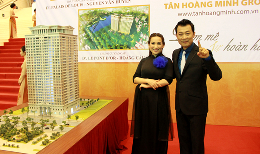 Dư âm đẹp của show Mùa thu tình yêu Danh hài Vân Sơn và nữ danh ca Phi Nhung trước giờ biểu diễn.