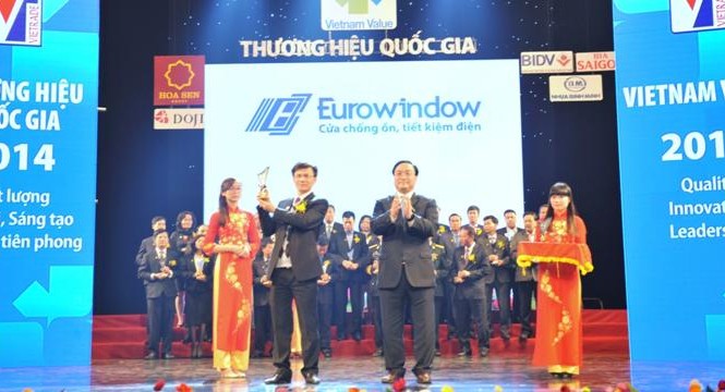 Eurowindow lần thứ hai liên tiếp được công nhận Thương hiệu Quốc gia Ông Vũ Trọng Trung – Phó Tổng giám đốc Eurowindow nhận biểu trưng Thương hiệu Quốc gia 2014