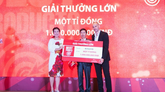 3 vị khách nhận thưởng “khủng” của Best Products Ông Đỗ Danh Mễ nhận Giải Thưởng Lớn trị giá 1 tỷ đồng từ Best Products. Hình: Hoàng Vũ