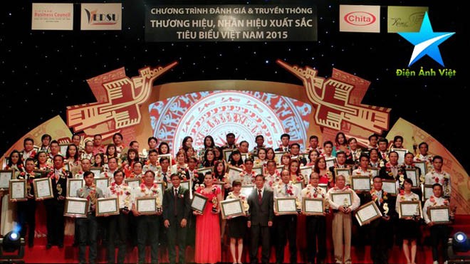 Nha Khoa Hoàn My vinh dự nhận giải thưởng cao quý BS Hương (thứ 5 từ trái qua) trong buổi lễ trao giải thương hiệu, nhãn hiệu Xuất Sắc – Tiêu Biểu Việt Nam